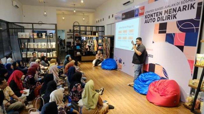 Social Media Expert, Javid Faekar, memaparkan materi pada pelatihan “Strategi Sukses Jualan di Sosmed: Konten Menarik Auto Dilirik” di Rumah BUMN Rembang, (28/7).