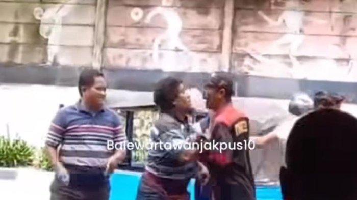 Tangkapan layar video viral pria diduga sopir bajaj dan jukir bertengkar di depan minimarket. (Instagram: balewartawanjakpus10)
