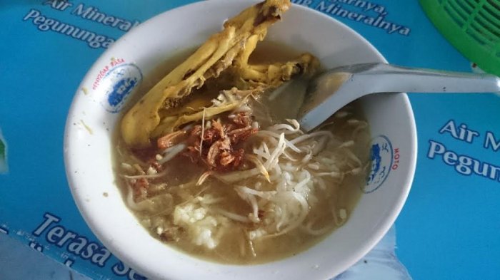 Semangkuk soto kemiri, dengan taburan toge, bawang goreng, dan sepotong ayam goreng.