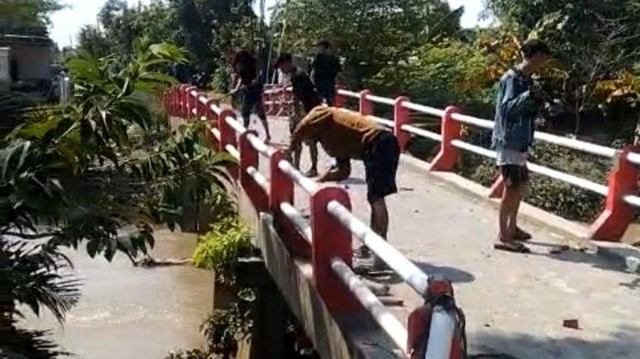 Sejumlah pemuda warga Desa Babat, Kecamatan Kebunagung, Kabupaten Demak, melakukan perusakan batas jembatan lantaran truk pembawa sound untuk memeriahkan malam takbiran tak bisa melintas.