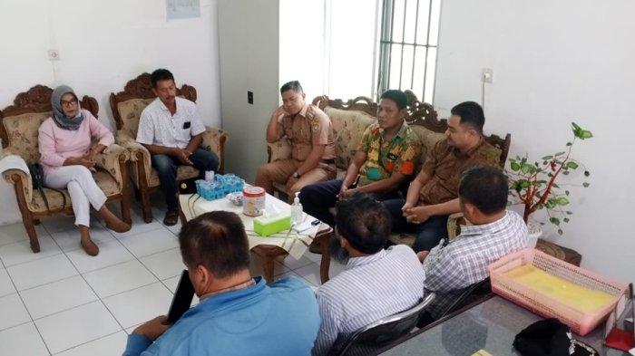 Perwakilan Ketua RT, Ketua RW, dan tokoh masyarakat Perumahan Villa Siberi, Dusun Siberi, Desa Banjarejo, Kecamatan Boja, Kabupaten Kendal bertemu dan mengadukan permasalahan yang sedang dihadapi warga kepada Camat Boja, Sucipto di ruang kerjanya, Senin (14/8/2023).