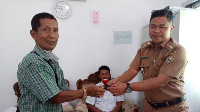 Perwakilan Ketua RT Perumahan Villa Siberi, Dusun Siberi, Desa Banjarejo, Kecamatan Boja, Kabupaten Kendal secara simbolis menyerahkan stempel kepada Camat Boja, Sucipto di ruang kerjanya, Senin (14/8/2023).