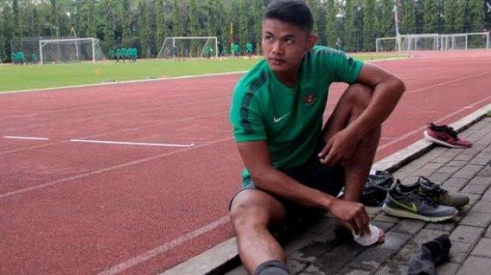 Striker Dimas Drajad menepi dari latihan timnas U-19 di Stadion Universitas Negeri Yogyakarta (UNY).