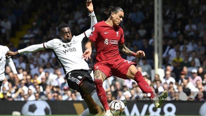 Striker Liverpool asal Uruguay Darwin Nunez (kanan) berada di depan bek Fulham Tosin Adarabioyo untuk menembak dan mencetak gol pertama mereka dalam pertandingan sepak bola Liga Inggris antara Fulham dan Liverpool di Craven Cottage pada 6 Agustus 2022. Skor imbang 2-2 menjadi hasil Fulham vs Liverpool, Sabtu (6/8/2022).