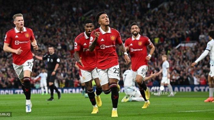 Striker Manchester United Inggris Jadon Sancho (tengah) merayakan setelah mencetak gol pembuka selama pertandingan sepak bola Liga Premier Inggris antara Manchester United dan Liverpool di Old Trafford di Manchester, barat laut Inggris, pada 22 Agustus 2022.