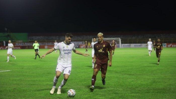 Striker PSM Makassar, Everton Nascimento berebut bola dengan bek Persib Bandung, Nick Kuipers di Stadion BJ Habibie, Parepare pada pekan keempat Liga 1 2023-2024, Sabtu (22/7/2023). PSM Makassar menang 4-2 dari Persib.