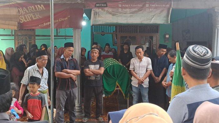 Jenazah EO, istri yang tewas dianiaya suaminya dengan palu saat hendak dimakamkan di TPU Jamus, Mranggen Demak, Kamis (9/11/2023)

 