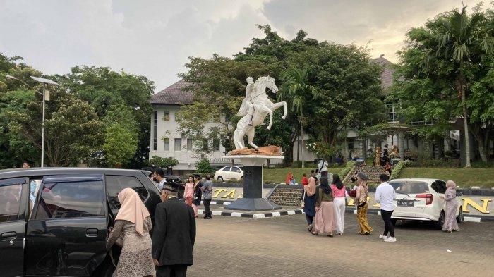 Suasana Wisuda Mahasiswa Universitas Diponegoro (Undip) Semarang di depan Rektorat Undip.