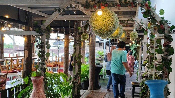 KAFE KARTINI - Kafe Kartini di Jl Kartini No 1-2, Jampirejo Tengah, Jampirejo, Kec. Temanggung, Kabupaten Temanggung mempekerjakan kaum disabilitas.