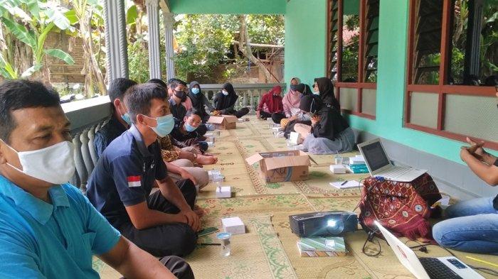 Mahasiswa KKN 7 STIKes Bhakti Alqodiri Berdiskusi dengan Karang Taruna