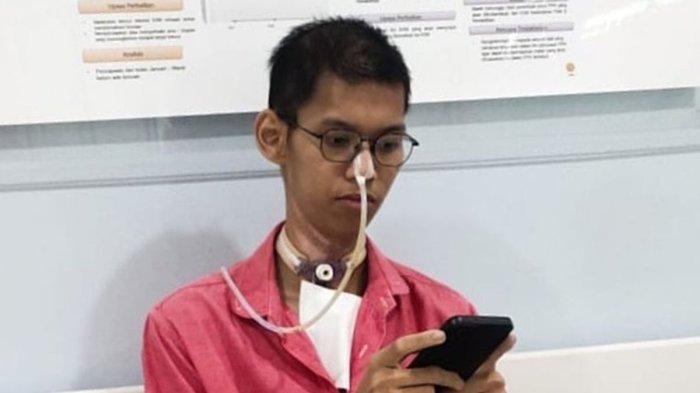 Sultan Rif'at Alfatih (20), seorang mahasiswa yang harus menggunakan alat bantu di leher untuk bernapas usai terjerat kabel fiber optik di Jalan Pangeran Antasari, Jakarta Selatan