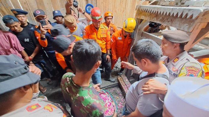 Prosesi tabur bunga yang dilakukan oleh keluarga ke-8 penambang emas di Banyumas yang masih terjebak dan tidak dapat dievakuasi, Selasa (1/8/2023).