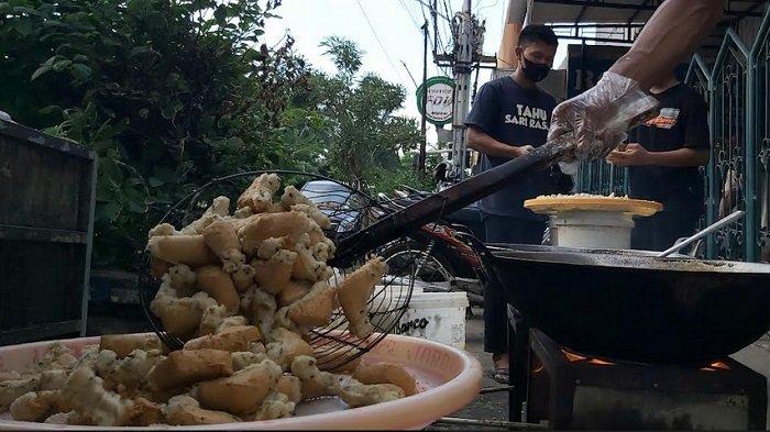 Produksi tahu aci Sari Rasa di Jalan AR Hakim Kota Tegal, Kamis (24/12/2021).