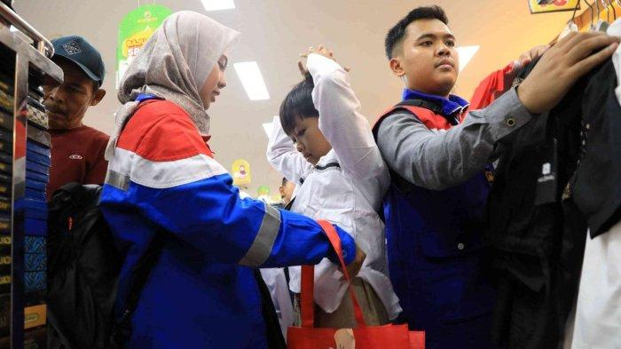 tamu spesial para Perwira Pertamina yang kembali menggelar program Semangat Berbagi Baju Lebaran (Sebaran) 2024, Senin (1/4/2024).