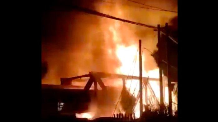 Tangkapan layar kecelakaan kereta Brantas di Semarang, Jawa Tengah yang memicu kobaran api. Polisi menyebut tidak ada korban jiwa dalam insiden tersebut(twitter sahabat kereta)