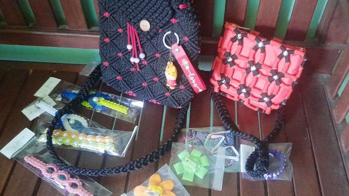 TALI KUR - Dini warga tuna wicara pembuat tas dan dompet berbahan tali kur. Sehari-hari dia membuat kerajinan itu di Jalan Imam Bonjol kota Salatiga. (Shabila Nanda Devina Mahasiswa UIN Salatiga Jurusan KPI Magang di Tribunjateng.com)