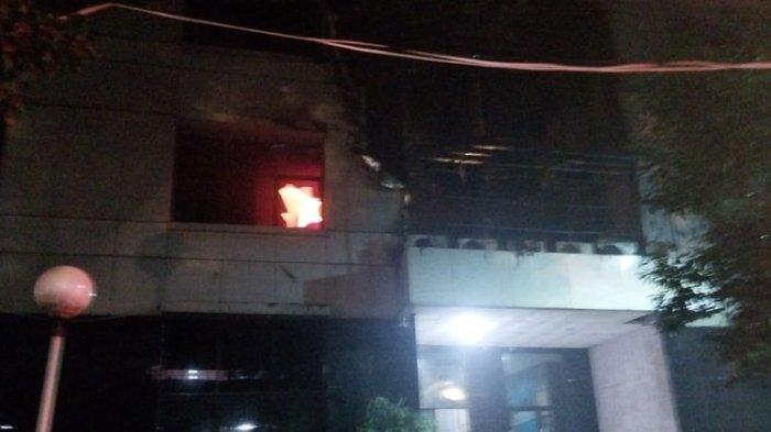 Api terlihat membakar lantai dua gedung LBH Jakarta, Jalan Diponegoro Megaria, Menteng, Jakarta Pusat, Minggu (7/4/2024) malam.