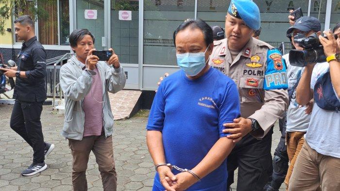 Polisi menetapkan Edi Suseno (63) sebagai tersangka utama insiden jembatan kaca pecah tewasnya wisatawan The Geong, Banyumas.   
