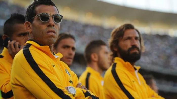 Carlos Tevez (kiri) dan Andrea Pirlo.