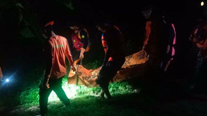 Tim SAR gabungan saat mengevakuasi jasad Sopingi (91) kakek lansia asal Sidareja yang tenggelam di sungai desa Margasari. Jasad Sopingi ditemukan di kali dusun Cibabut, Desa Jatisari, Kecamatan Kedungreja pada Minggu (3/3) malam.