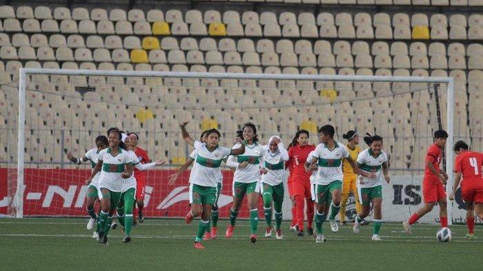Para pemain timnas wanita Indonesia merayakan gol Baiq Amiatun ke gawang timnas Singapura dalam Kualifikasi Piala Asia Wanita 2022, Jumat (24/9/2021).