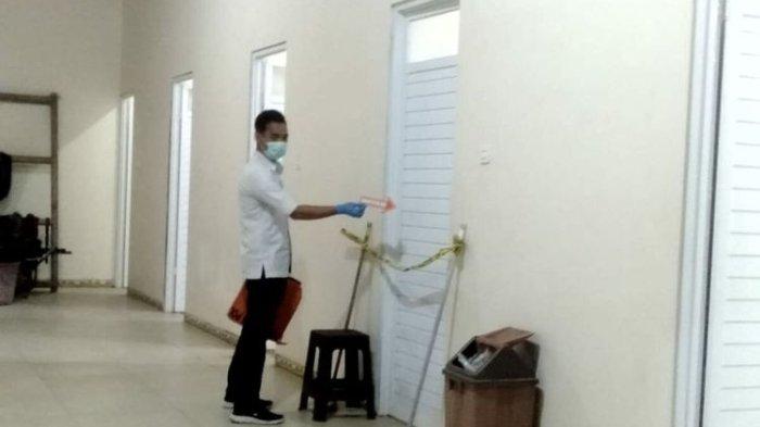 Petugas Inafis Polres Blitar menunjuk toilet yang terletak di area Pondok Nuswantoro, Desa Rejowinangun, Kecamatan Kademangan, Kabupaten Blitar, Senin (11/12/2023). (Dok. Polres Blitar)