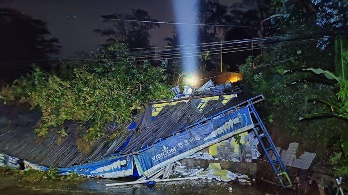 TANAH LONGSOR: Kondisi toko bangunan yang terdampak tanah longsor di Dukuh Sidomulyo, Kelurahan Leksono, Kecamatan Leksono, Kabupaten Wonosobo Senin (19/5/2025) tengah malam. Tebing setinggi 15 meter lebar 10 meter longsor akibat hujan lebat. (BPBD WONOSOBO)