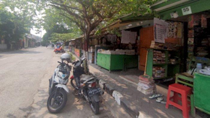 TOKO BUKU - Deretan toko buku di belakang Sriwedari Solo sudah ada sejak lama dan bertahan hingga kini.