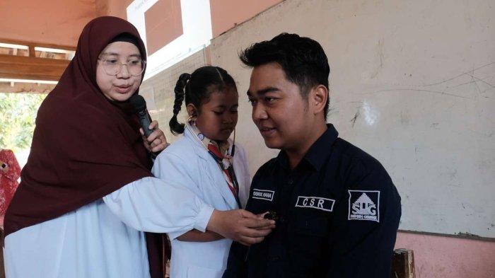 Tokoh Inspiratif, Ibu Fajrina, memberikan motivasi dan praktek sebagai inspirator kepada siswa/siswi kelas 4 dan 5 SD N Kadiwono 1 selama kegiatan Goes To School.