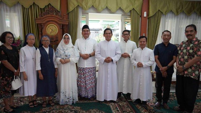 Suasana saat tokoh lintas agama berkunjung ke Rumah Dinas Bupati Blora dalam acara open house di Hari Raya Idul Fitri 1445 Hijriah, Rabu (10/04/2024).
