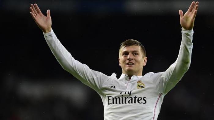 Gelandang Real Madrid Toni Kroos merayakan keberhasilannya mencetak gol ke gawang Rayo Vallecano, pada pertandingan Primera Division, di Santiago Bernabeu, Madrid, Sabtu (8/11/2014).