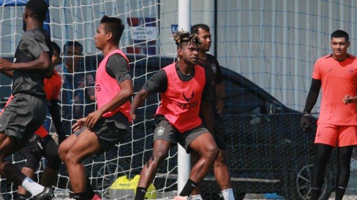 Aksi pemain trial Barnabas Sobor saat berlatih bersama PSIS Semarang pada Jumat (27/11/2023) di Lapangan Wisesa Mranggen Demak.