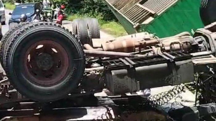 TERBALIK - Kecelakaan melibatkqn sebuah truk kontainer terbalik di jalur Semarang-Magelang, Gemawang, Kecamatan Jambu, Kabupaten Semarang, Selasa (19/3/2024) siang. Akibatnya, arus lalu lintas padat merayap di dua arah. (Dok warga/istimewa)