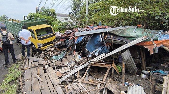 TRUK TABRAK ANGKRINGAN: Sebuah truk menabrak warung angkringan di jalan Diponegoro atau lingkar Bypass Klaten, Desa Karanganom, Kecamatan Klaten Utara, Kabupaten Klaten, Senin (26/5/2025). Dua orang menjadi korban. (TRIBUNSOLO.COM/ZHARFAN MUHANA)