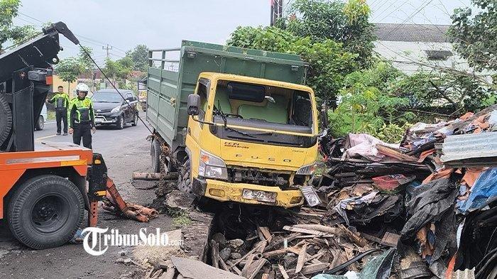 TRUK TABRAK ANGKRINGAN: Sebuah truk menabrak warung angkringan di jalan Diponegoro atau lingkar Bypass Klaten, Desa Karanganom, Kecamatan Klaten Utara, Kabupaten Klaten, Senin (26/5/2025). Dua orang menjadi korban. (TRIBUNSOLO.COM/ZHARFAN MUHANA)