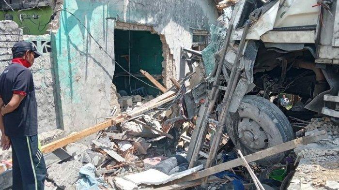 Seorang warga sedang memperhatikan kondisi truk tronton yang ringsek usai menabrak rumah warga hingga ambruk di jalur Gekbrong, Kabupaten Cianjur, Jawa Barat, Kamis (21/12/2023). Dalam kecelakaan itu, dua orang meninggal dan sembilan orang luka.