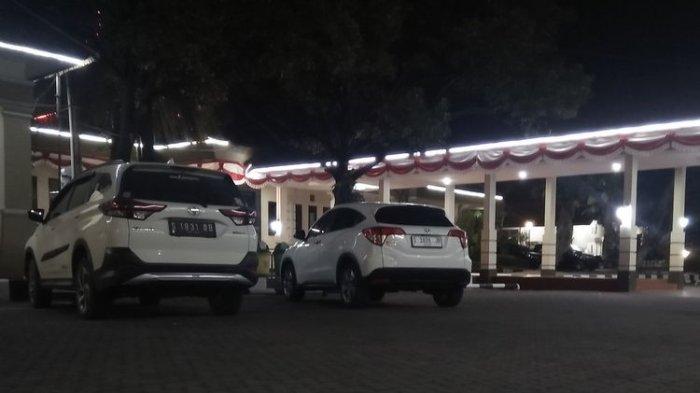 Suasana di rumah dinas Bupati Lamongan (Pendopo Lokatantra) saat petugas KPK melakukan penggeledahan, Rabu (13/9/2023) malam.