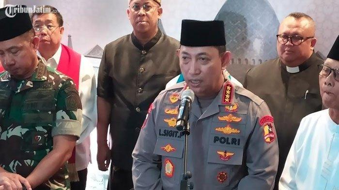 Kapolri Jenderal Listyo Sigit Prabowo dan Panglima TNI Jenderal TNI Agus Subiyanto melakukan pengecekan pasukan pengamanan tahapan pemungutan dan penghitungan suara Pilkada Serentak 2024 di Lapangan Mapolda Jatim, pada Selasa (19/11/2024).