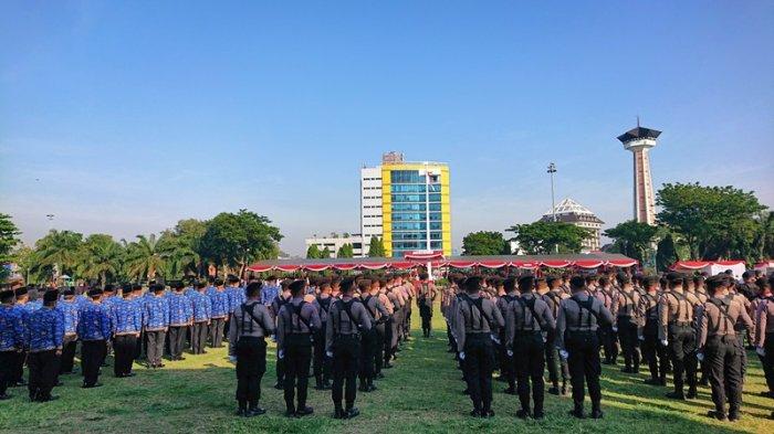 Ratusan peserta upacara nampak hikmat mengikuti upacara HUT Kemerdekaan RI ke-79 di Lapangan Pancasila Kota Semarang, Sabtu (17/8/2024).