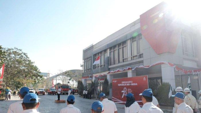 Upacara Peringatan Hari Kemerdekaan Republik Indonesia ke-78 oleh karyawan PT Semen Gresik di depan gedung CCR Pabrik Rembang (17/8).