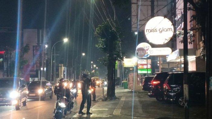 Lapak pedagang martabak yang sempat viral diduga dipalak Dishub Kota Medan, di Jalan Gajah Mada, tampak tutup, Rabu (15/5/2024) malam.