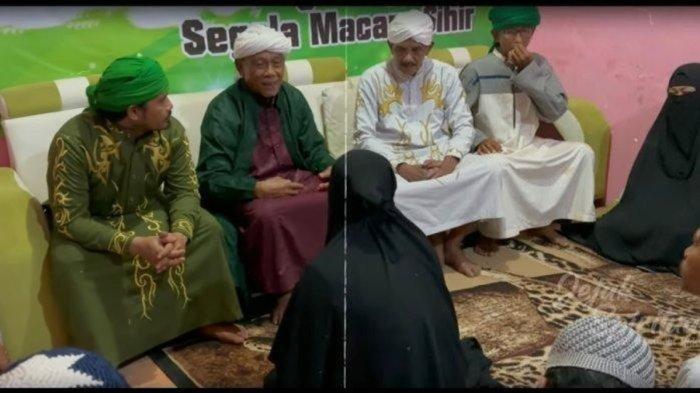 Potongan video viral yang disebut aliran sesat boleh bertukar istri, yang berasal dari kanal youtube Mbah Den (Sariden). Disebutkan berada di ponpes Salaf Nuswantoro Blitar Jatim