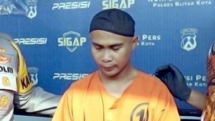Tersangka kasus pembunuhan istri yang jasadnya dicor di lantai kamar di Desa Bacem, Kecamatan Ponggok, Kabupaten Blitar saat berada di Mapolres Blitar Kota, Jumat (24/11/2023).