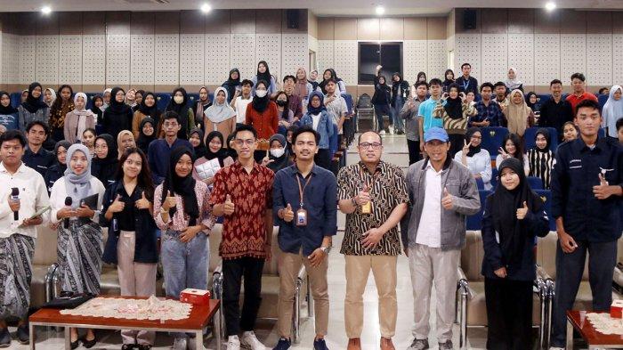JURNALISTIK- Wakil Dekan I FEB Unnes foto bersama narasumber, ketua BEM, panitia dan peserta pelatihan jurnalistik yang digelar oleh Fakultas Ekonomika dan Bisnis Unnes, Sabtu 23 September 2023