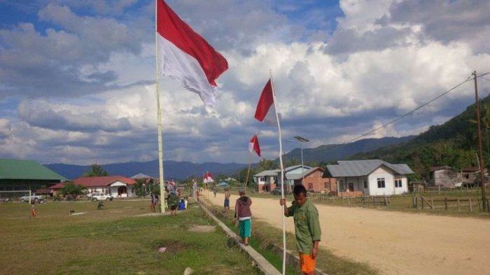 Ilustrasi pemasangan bendera Merah Putih di kampung.