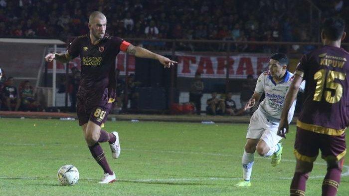 Wiljan Pluim (kiri) dalam partai Liga 1 2019 antara PSM Makassar vs Persib di Stadion Andi Mattalatta, 18 Agustus 2019.