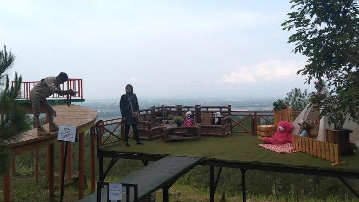 Pengunjung padati wisata Kemit Forest Education saat libur lebaran 2022. Kamis (5/5/2022). 