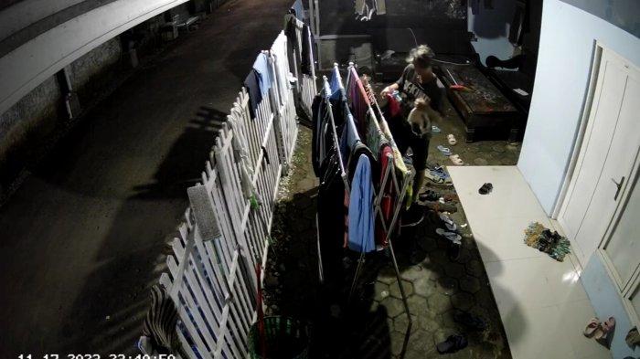 Screenshot rekaman CCTV yang menunjukkan aksi seorang pria mencuri pakaian di rumah indekos pelajar putri di Juwana, Pati, Jumat (17/11/2023) malam.   