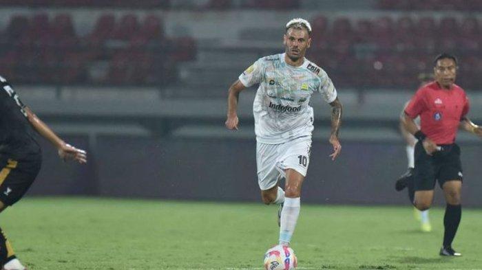 Aksi gelandang Persib Tyronne del Pino saat melawan Dewa United di Stadion Kapten I Wayan Dipta, Gianyar, Senin (19/8/2024) malam.