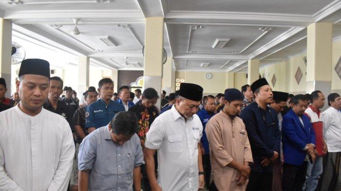Menteri Perdagangan Zulkifli Hasan melaksanakan sholat jumat di Masjid Al Fikri, lingkungan Sekolah Al Azhar Kalibanteng Semarang, Jumat (14/7/2023).